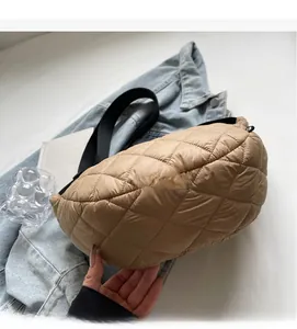 Détail du sac bandoulière matelassé kaki montrant le tissu doux et la couture en losange