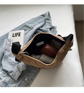 Intérieur spacieux du sac croissant matelassé kaki avec rangement parapluie et mobile