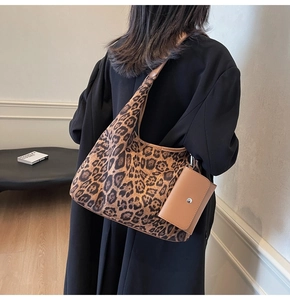 Detail der Hobo-Schultertasche mit Leopardenmuster und passender kleiner Tasche