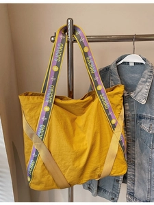 Grand sac cabas en toile jaune avec bandoulières colorées pour le shopping quotidien