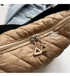 Vue détaillée du sac matelassé kaki avec doubles fermetures éclair et tirettes triangles