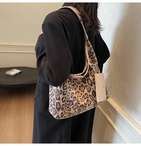 Detail der Totebag mit Leopardenmuster, cremefarbenem Gurt und abnehmbarem Beutel