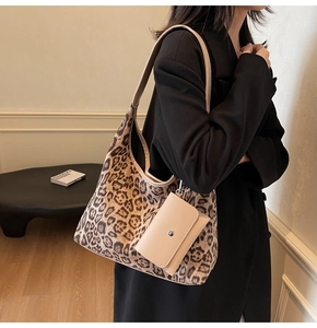 Nahaufnahme der Leopard-Print-Tasche mit abnehmbarem beige Beutel und Canvas-Textur