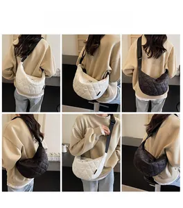 Vues détaillées des sacs croissants matelassés en nylon noir et beige avec sangle réglable