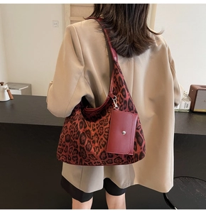 Detail der großen Totebag mit Leopardenmuster und kleinem roten Münzetui am Gurt