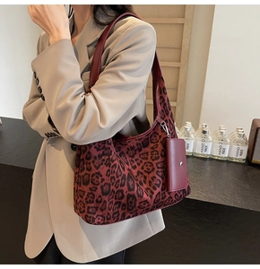 Makro-Detail der rot-schwarzen Leoparden-Tasche mit Plüschtextur und kleiner Seitentasche