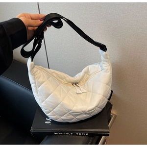Détail du sac croissant en nylon matelassé blanc avec double zip et sangle