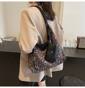 Detail der Leopard-Tasche mit Mini-Beutel in moderner Lifestyle-Umgebung gezeigt