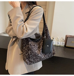 Detail der Tragetasche mit Leopardenmuster und kleinem schwarzem abnehmbarem Etui