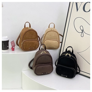 Mini sacs à dos rétro en kaki, beige, marron et noir sur un présentoir