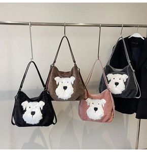 Détail de sacs cabas chien en peluche en quatre couleurs avec texture velours