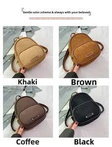 Vue détaillée de mini sacs à dos vintage en daim avec poches zippées et lettrage métal
