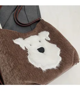 Vue détaillée du sac cabas en velours marron avec application de chiot en peluche