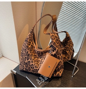 Detail der hobo-tasche mit leopard-print und passender mini-tasche mit braunem gurt