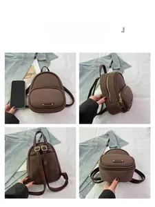 Vues détaillées du mini sac à dos en feutre marron comparé à un smartphone
