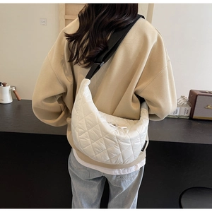 Sac hobo blanc en nylon matelassé avec design bouffant et large bandoulière noire
