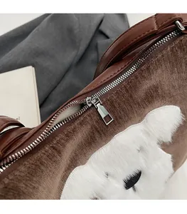 Détail de la fermeture éclair fluide et applique chien en peluche sur sac en velours