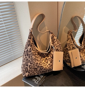 Detailaufnahme der Hobo-Bag mit Leopardenmuster, Ledergriff und kleiner Tasche