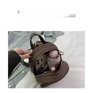 Vue intérieure du mini sac à dos marron montrant le rangement organisé et la grande capacité