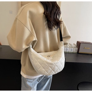 Détail du sac croissant matelassé blanc avec bandoulière nylon et double fermeture