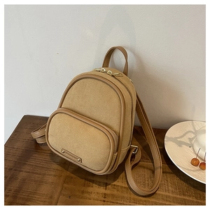 Vue détaillée du mini sac à dos vintage camel avec fermetures éclair dorées et logo