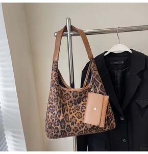 Details der Leopard-Hobo-Tasche mit abnehmbarem braunem Mini-Beutel und Ledergriffen