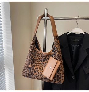 Detailansicht der Schultertasche mit Leopardenmuster und kleinem Reißverschlussbeutel