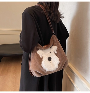 Détail d'un sac cabas en velours côtelé marron avec un joli motif chiot en peluche