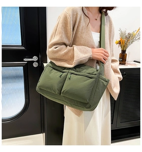 Détail du sac bandoulière en nylon vert olive avec deux poches zippées et sangle large