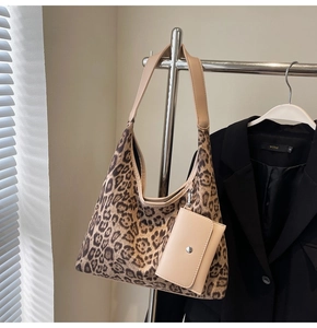 Detailansicht der Schultertasche mit Leopardenmuster und passendem kleinen Münzbeutel