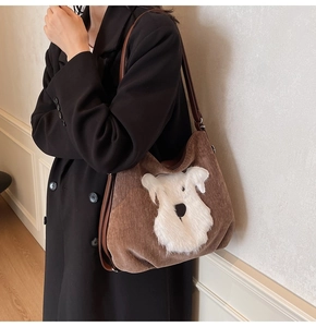 Détail du patch en peluche schnauzer sur un sac cabas en velours côtelé marron d'automne