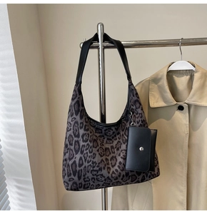 Detail der Totebag mit Leopardenmuster, Kleingeldfach und stilvollem Lichtschatten