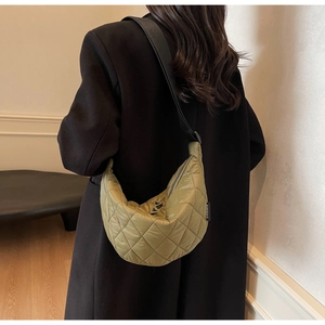 Détail de vue arrière d'un sac demi-lune en nylon matelassé vert olive à bandoulière