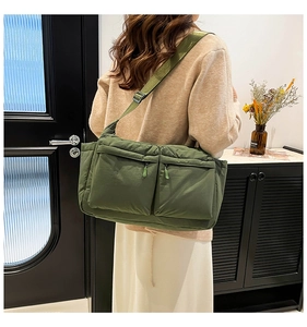 Détail du grand sac bandoulière en nylon vert armée avec poches zippées devant