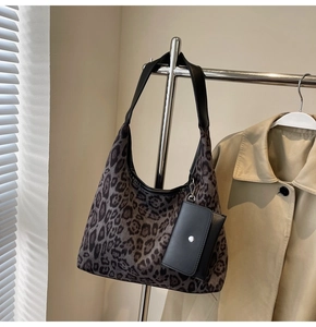 Detailaufnahme der Tragetasche mit Leopardenmuster, schwarzem Schultergurt und kleiner Tasche