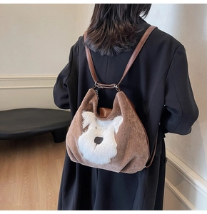 Détail du motif chiot en peluche blanche et du tissu en velours côtelé du sac à dos chic