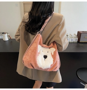 Détail du sac fourre-tout en velours côtelé rose avec patch chiot en peluche blanche