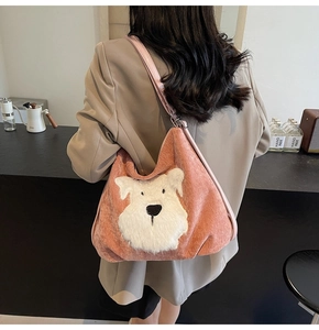 Détail du sac fourre-tout en velours côtelé rose avec écusson chien en peluche blanche