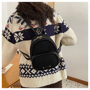 Mini sac à dos noir tendance pour femme porté comme un petit sac à bandoulière polyvalent