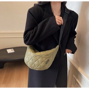 Vue détaillée du sac croissant en nylon matelassé vert militaire avec bandoulière réglable