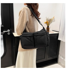 Vue arrière d'un grand sac bandoulière en nylon noir avec bandoulière réglable pour femme