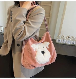 Sac hobo en peluche rose avec motif chiot 3D porté par un mannequin en extérieur