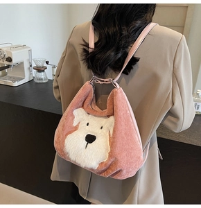 Détail d'un sac à dos en velours rose avec motif chien en peluche porté par un mannequin