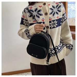 Mini sac à dos noir pour femme, vue lifestyle portée sur un modèle en tenue d'hiver