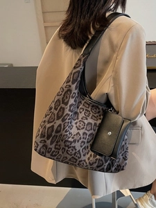 Große Shopper-Tasche mit Leopardenmuster, schwarzen Lederriemen und kleiner Tasche