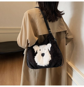 Détail du motif chien schnauzer en peluche sur un sac cabas noir en velours côtelé