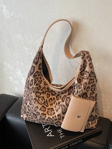 Große Hobo-Tasche mit Leopardenmuster, Vintage-Schultergurt und kleiner Geldbörse