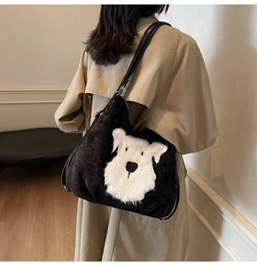 Vue portée d'un sac cabas noir en peluche avec motif de schnauzer blanc et fines anses