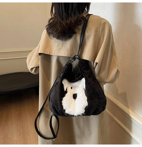 Détail du sac fourre-tout noir en peluche avec motif chien Schnauzer blanc à l'arrière