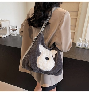 Détail du sac cabas gris avec broderie peluche de schnauzer sur un tissu doux
